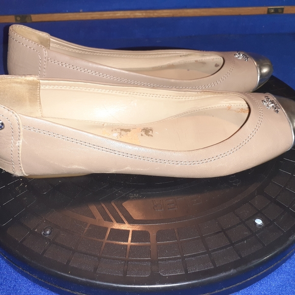 Coach " Chelsea " Beige & Silver Leather Cap Toe Ballet Flats Sz. 6.5B - Picture 5 of 9